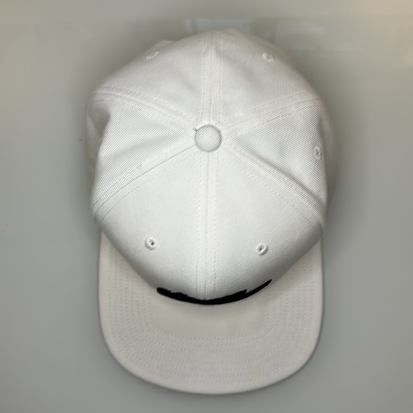Nike white snap back cap w/ black NIKE & check OS - Picture 3 of 6
